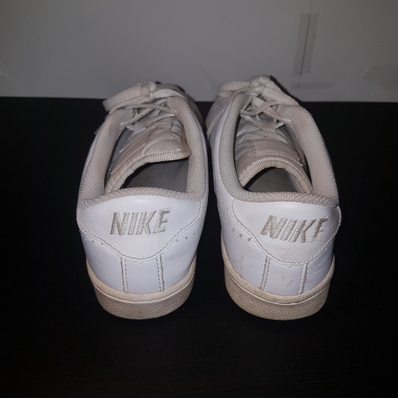 🎾 NIKE TENNIS CLASSIC PREMIUM ALL WHITE GS SIZE 5Y YOUTH SNEAKERS 🎾 - Picture 4 of 7